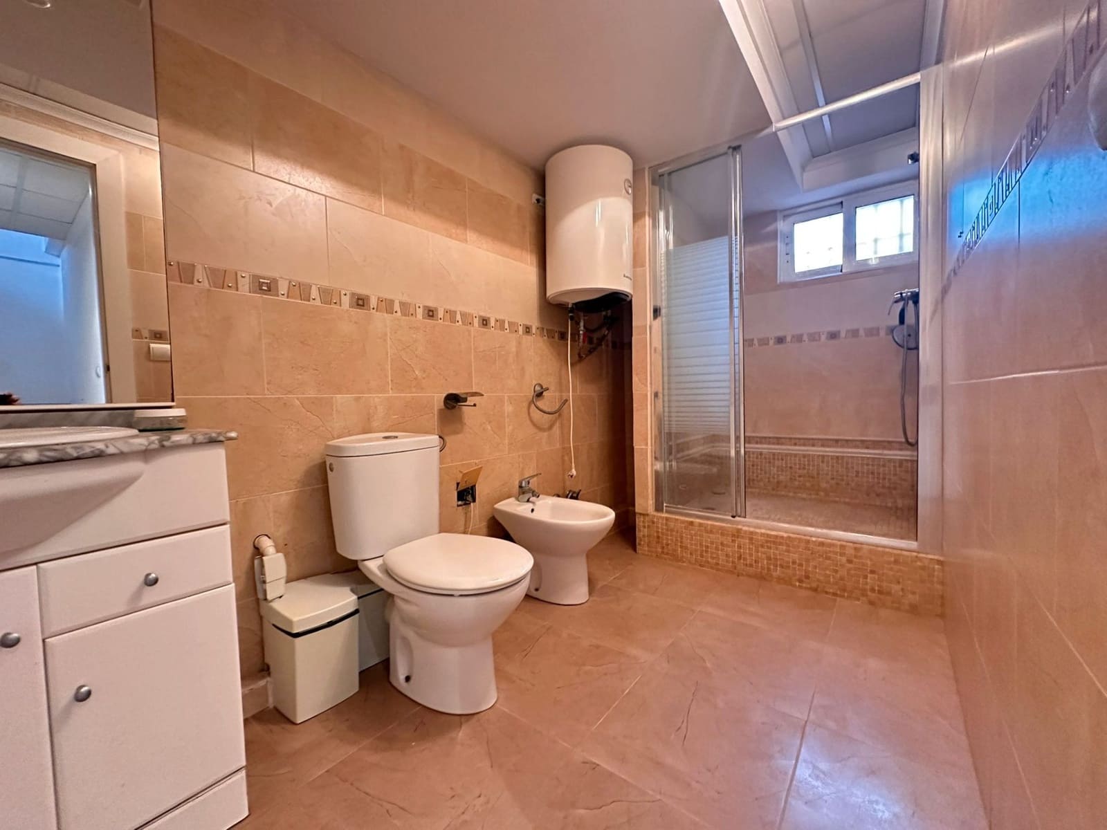 3 makuuhuone Huoneisto myytävänä paikassa Torrevieja mukana uima-altaan - 168 000 € (Ref: 9339249)