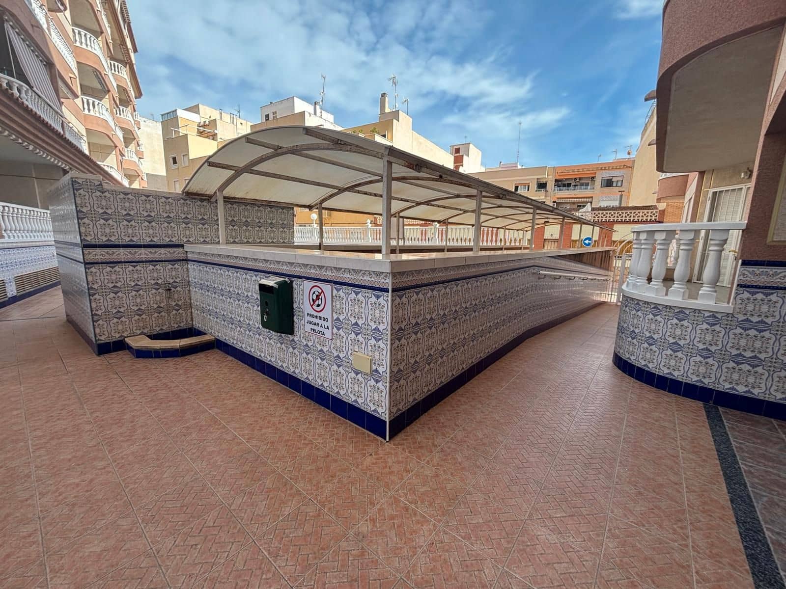 2 makuuhuone Asunto myytävänä paikassa Torrevieja mukana uima-altaan - 178 500 € (Ref: 9343695)