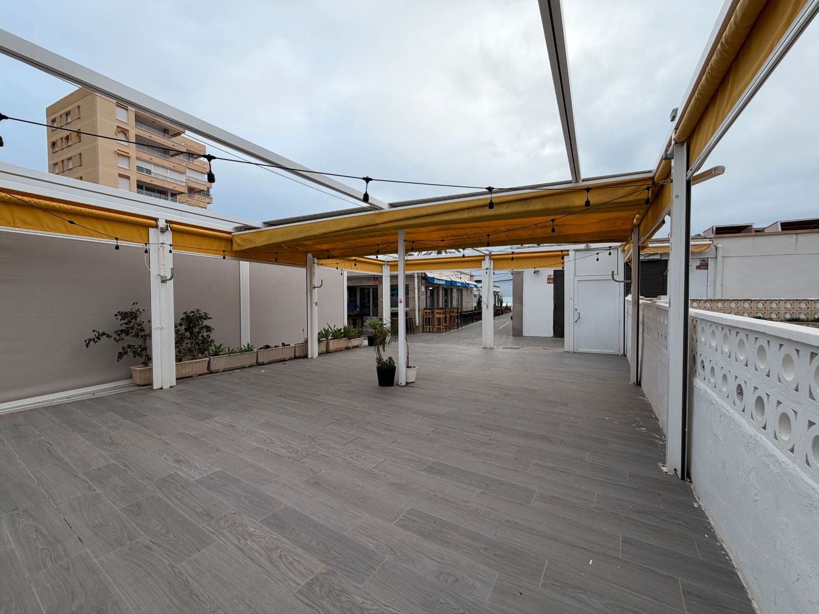 Erhverv til salg i Alicante by - € 187.000 (Ref: 9532529)