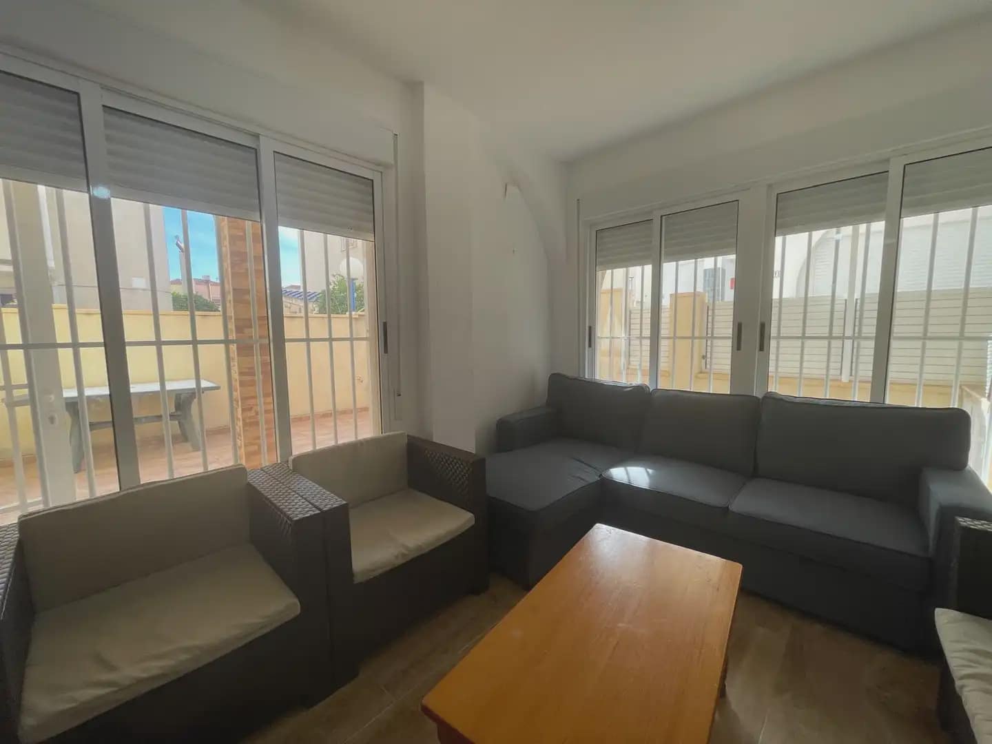 4 Zimmer Haus zu vermieten in Torrevieja mit Pool - 990 € (Ref: 9789811)