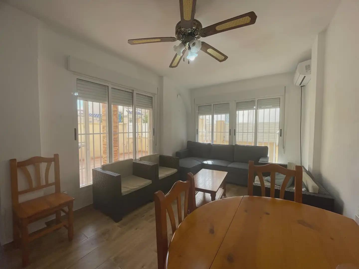 4 Zimmer Haus zu vermieten in Torrevieja mit Pool - 990 € (Ref: 9789811)