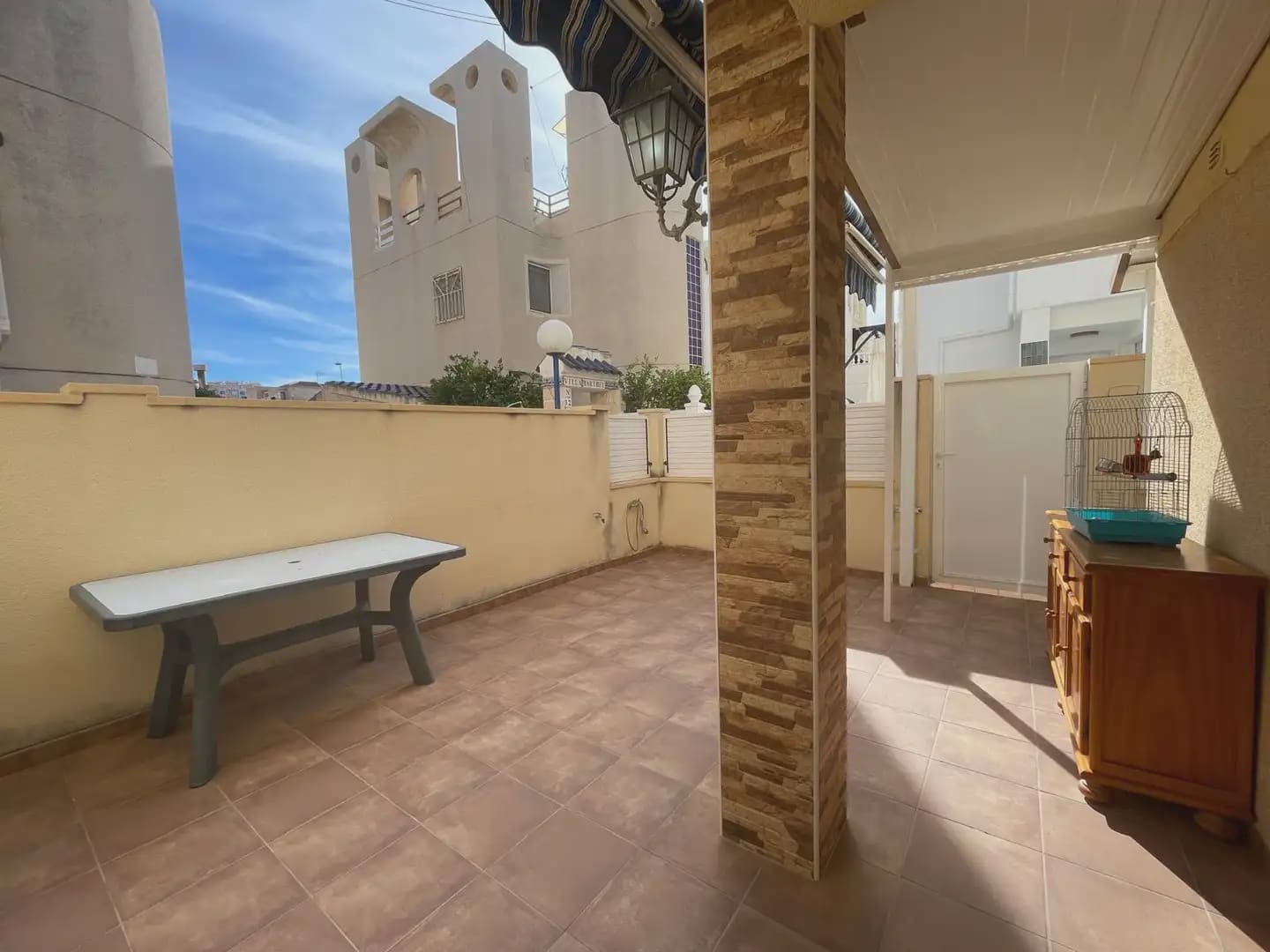 4 Zimmer Haus zu vermieten in Torrevieja mit Pool - 990 € (Ref: 9789811)