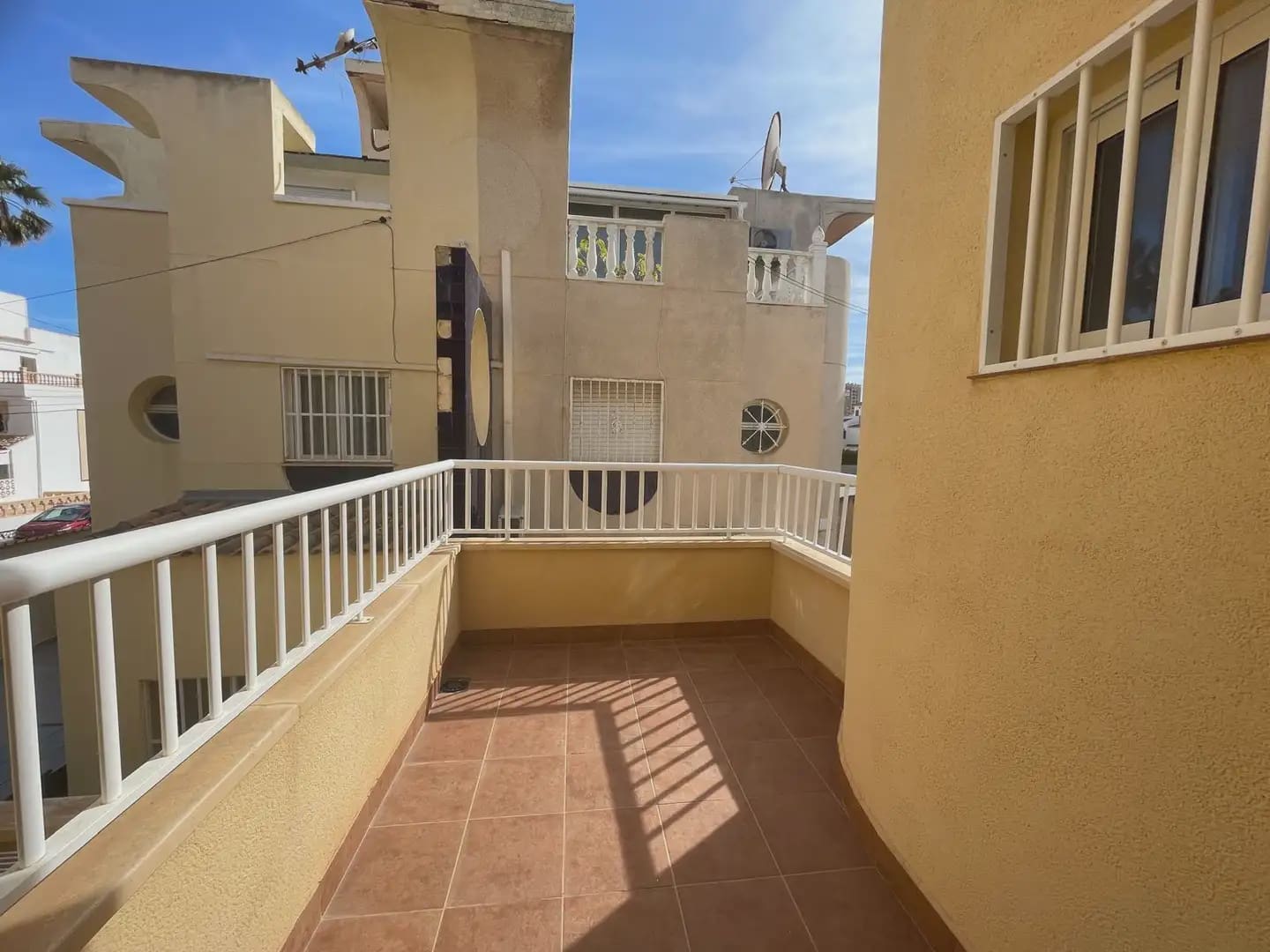 4 Zimmer Haus zu vermieten in Torrevieja mit Pool - 990 € (Ref: 9789811)