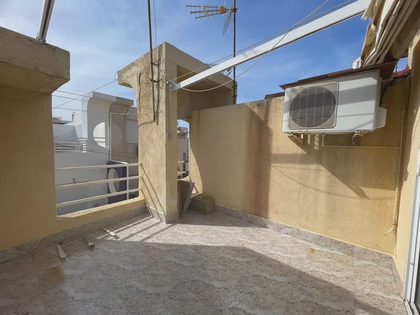 4 Zimmer Haus zu vermieten in Torrevieja mit Pool - 990 € (Ref: 9789811)