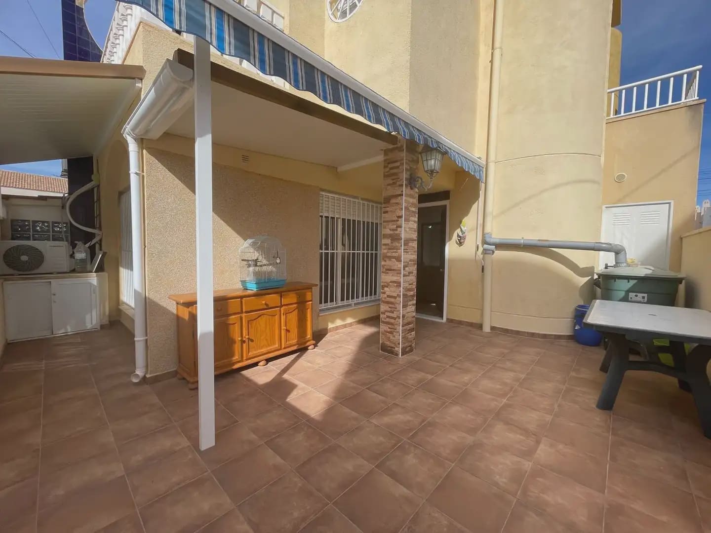4 Zimmer Haus zu vermieten in Torrevieja mit Pool - 990 € (Ref: 9789811)