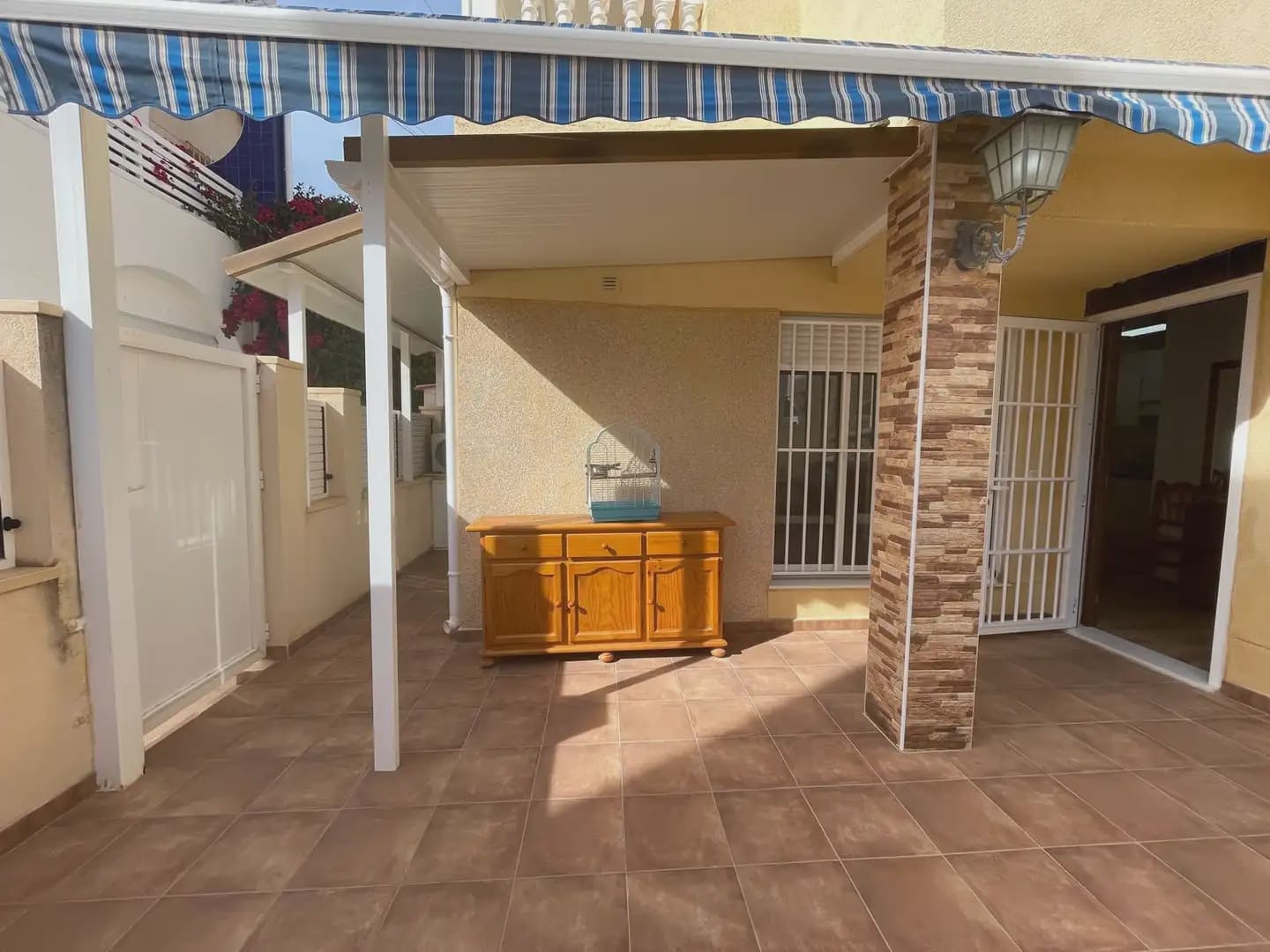 4 Zimmer Haus zu vermieten in Torrevieja mit Pool - 990 € (Ref: 9789811)