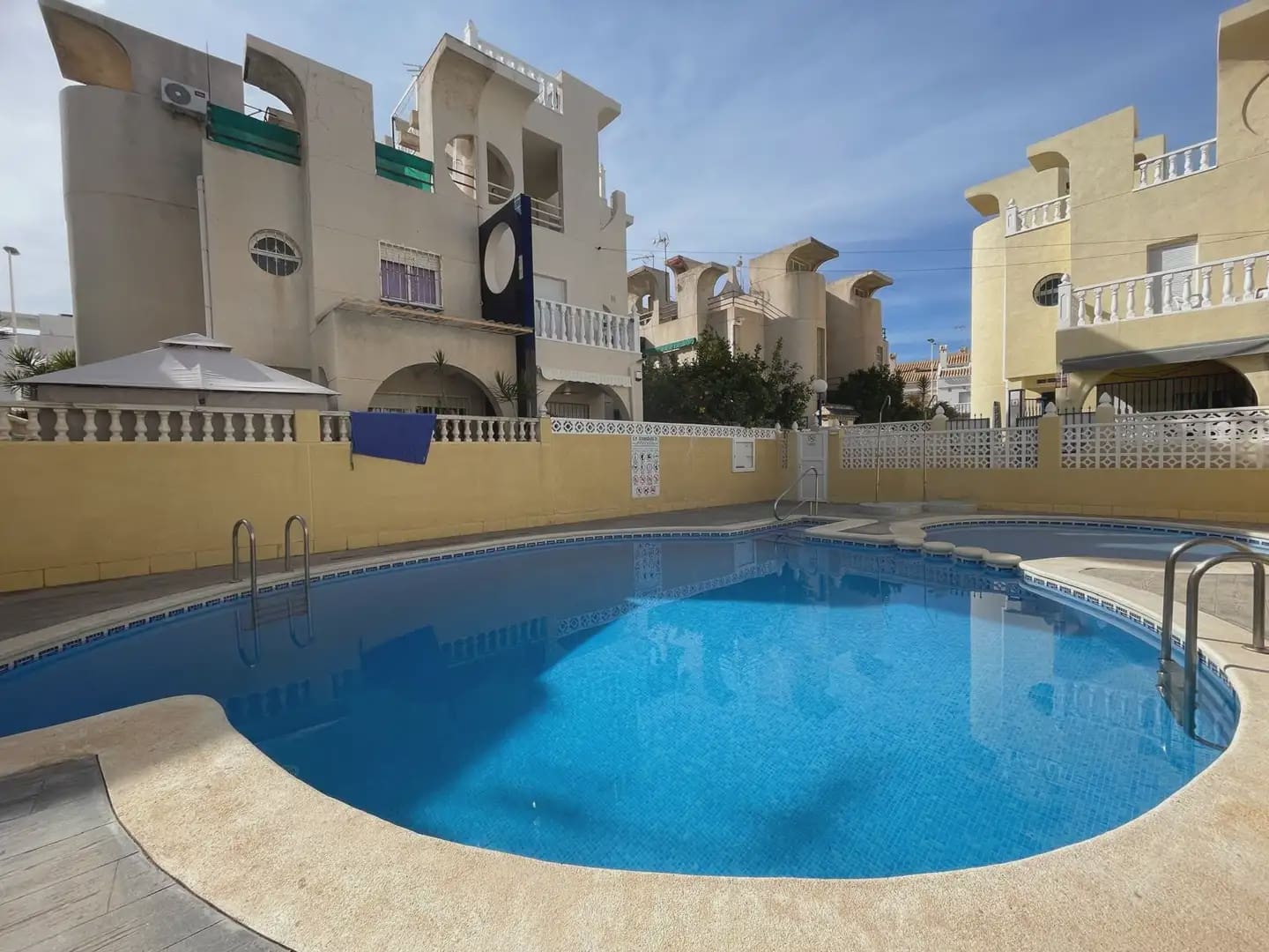 4 Zimmer Haus zu vermieten in Torrevieja mit Pool - 990 € (Ref: 9789811)