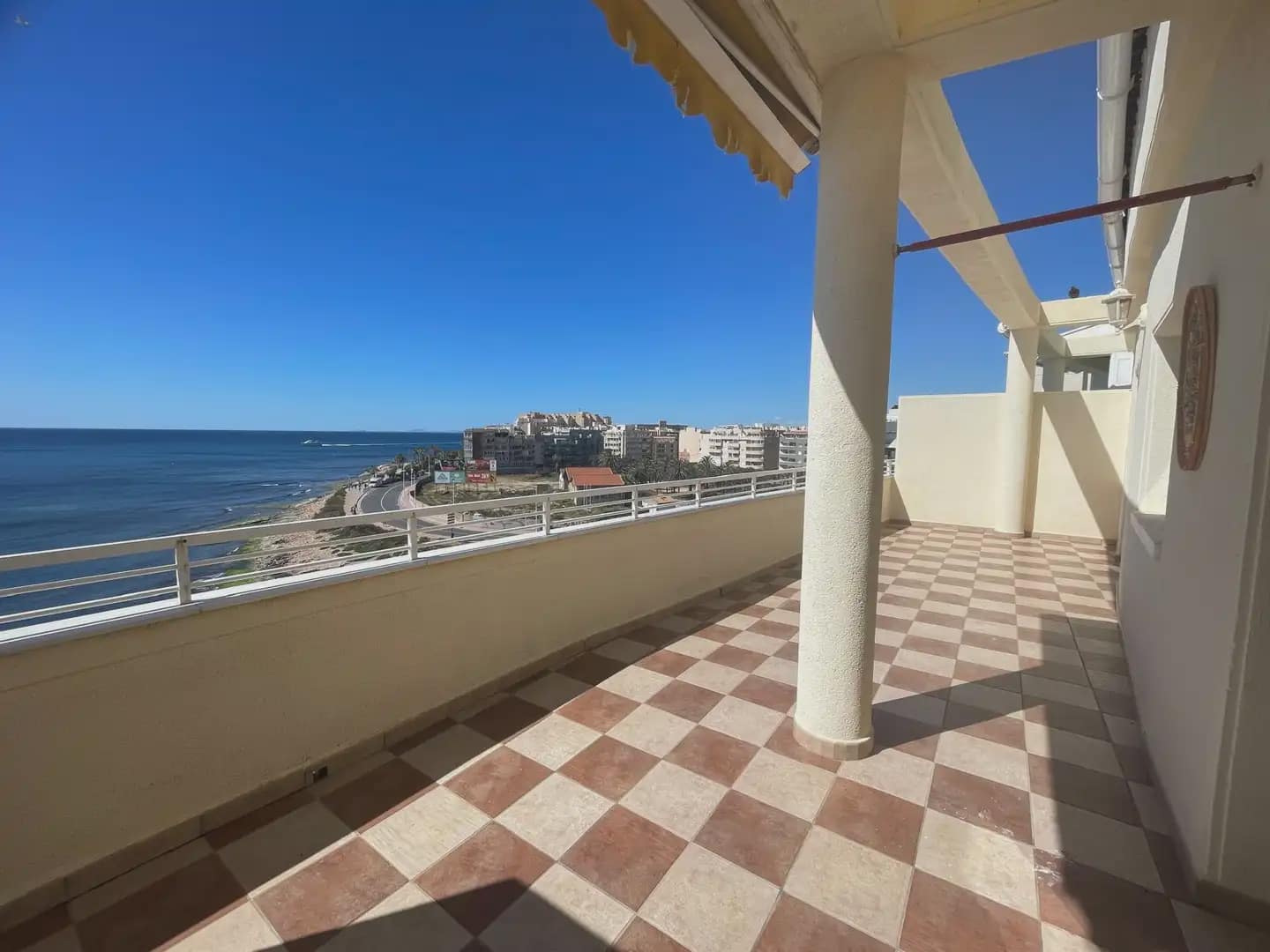 2 bedroom Penthouse for sale in Torrevieja with garage - € 359,990 (Ref: 9832777)