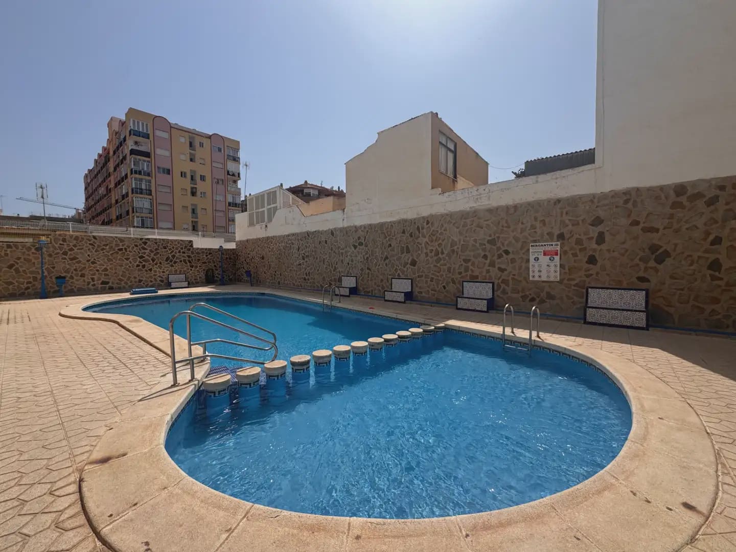 Studio til salgs i Torrevieja med svømmebasseng - € 87 000 (Ref: 9985353)