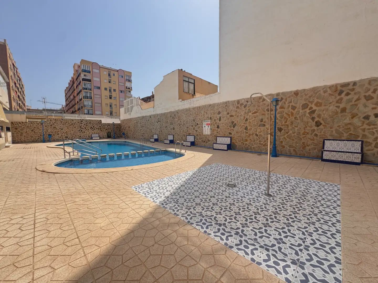 Studio til salgs i Torrevieja med svømmebasseng - € 87 000 (Ref: 9985353)
