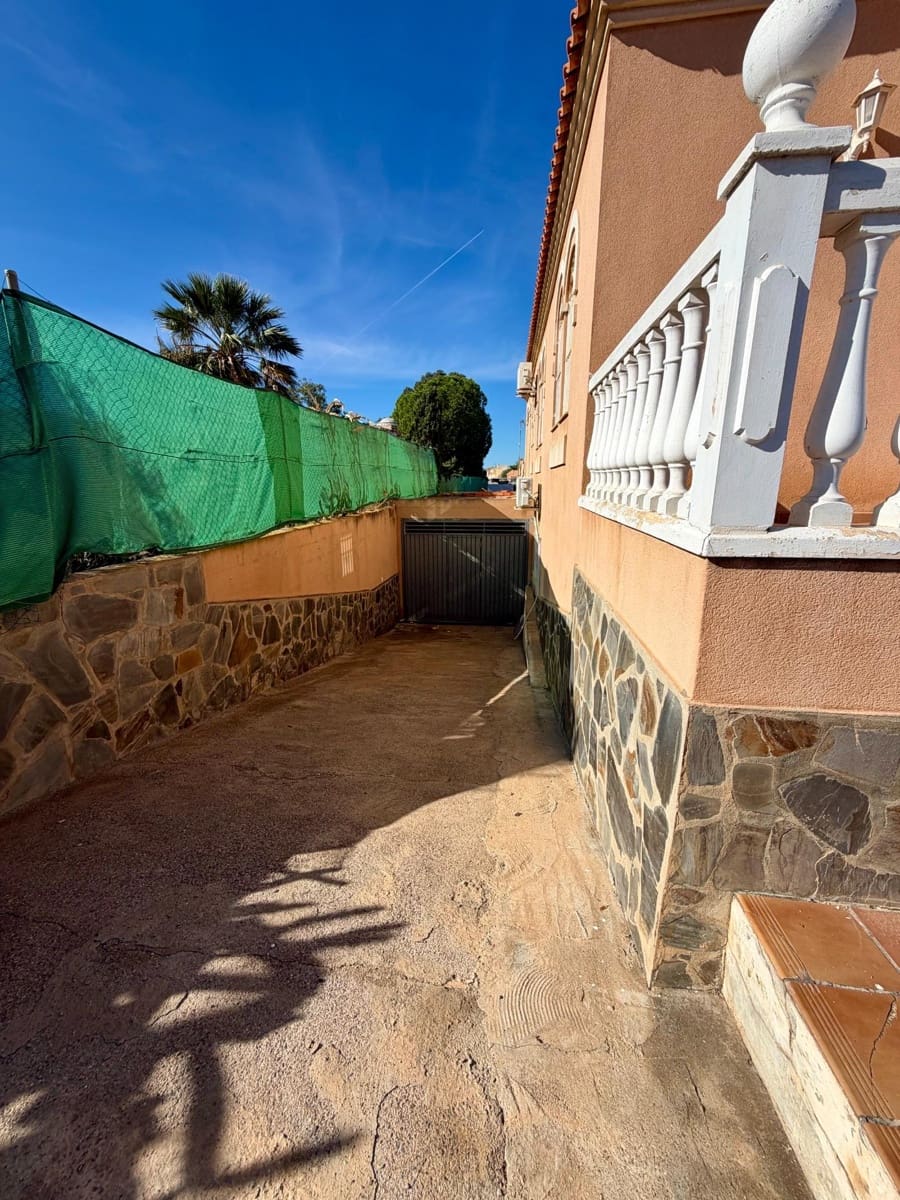 6 bedroom Villa for sale in Retamar with pool garage - € 630,000 (Ref: 10177356)