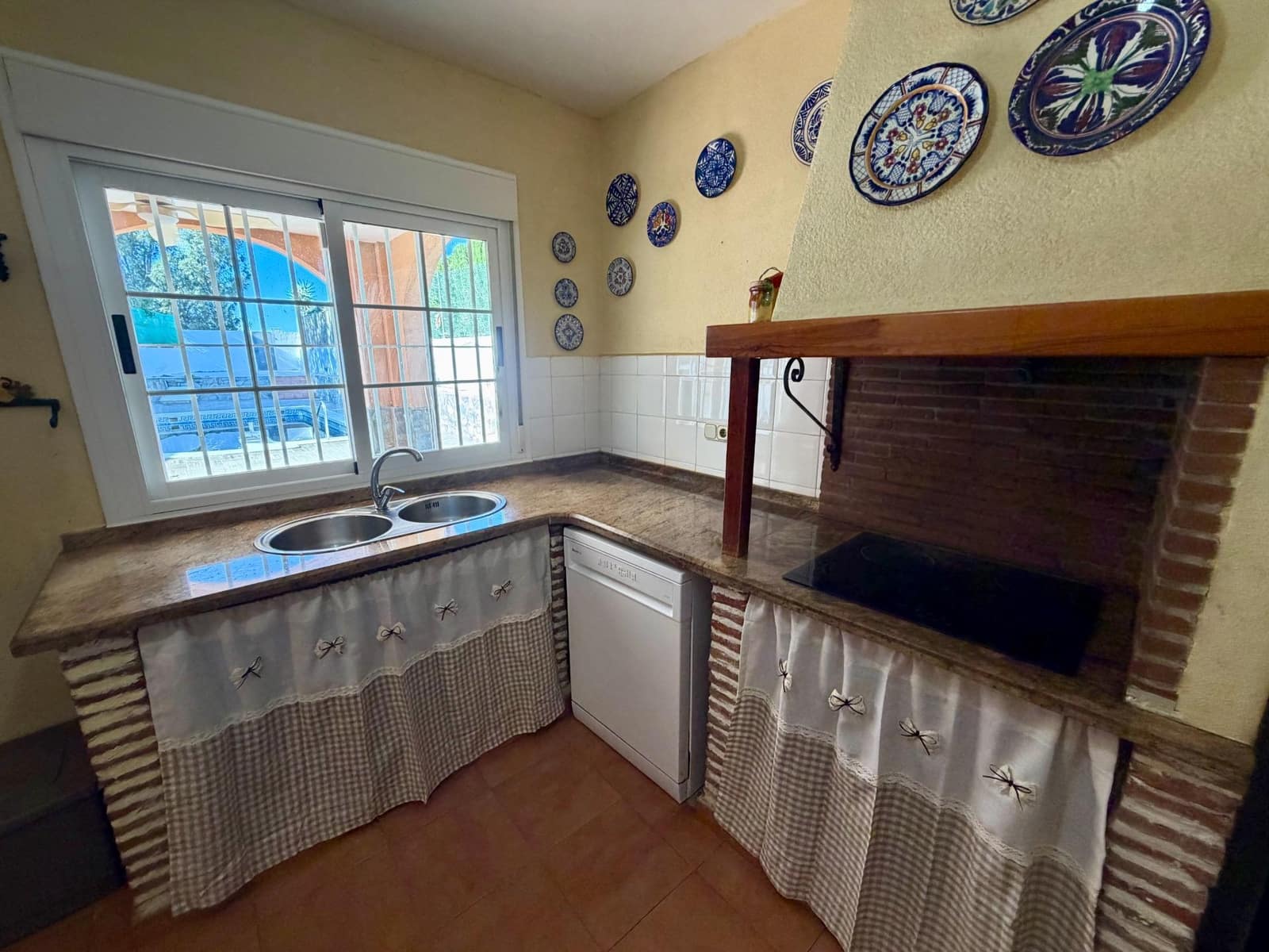 6 bedroom Villa for sale in Retamar with pool garage - € 630,000 (Ref: 10177356)
