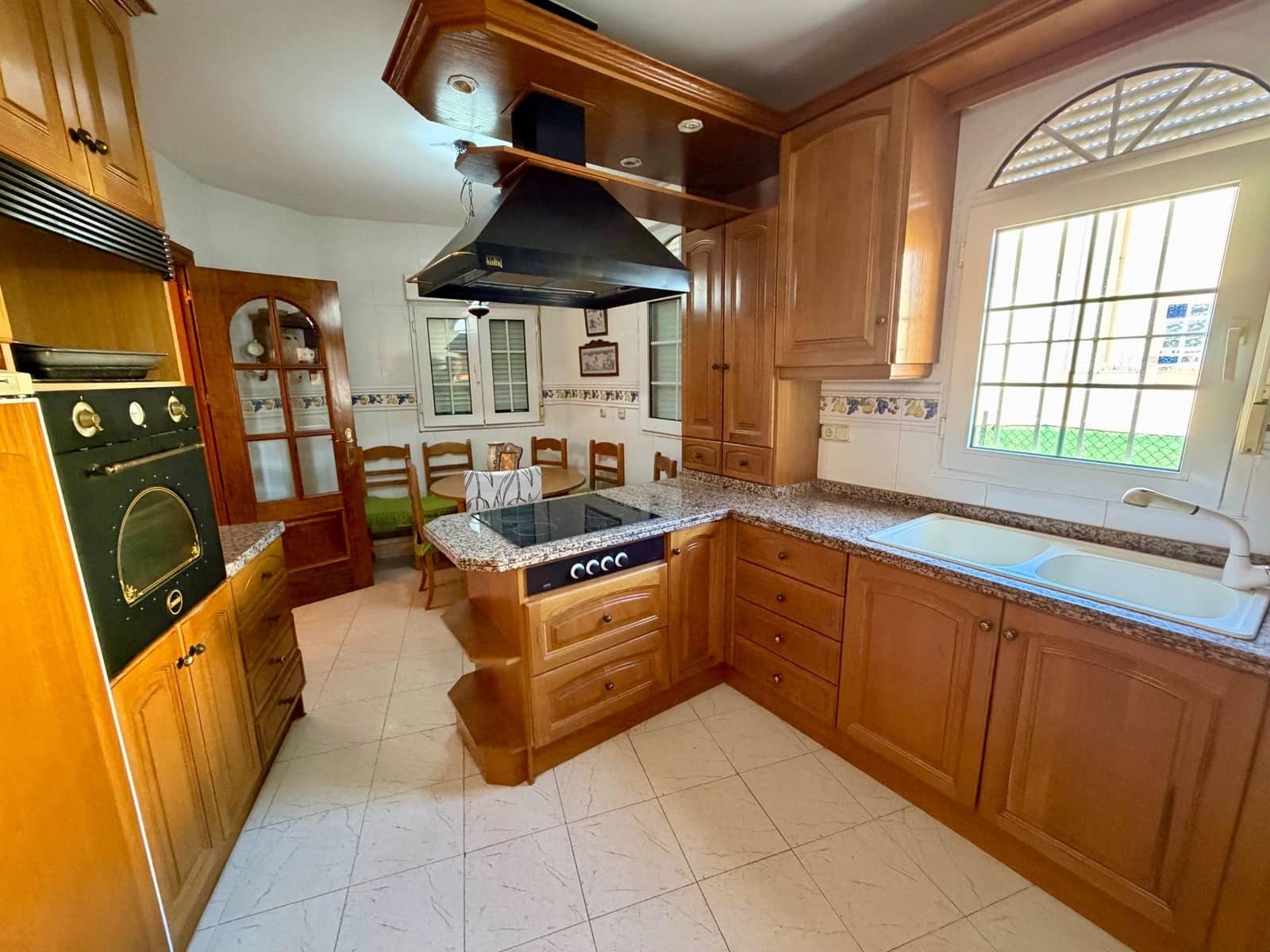 6 bedroom Villa for sale in Retamar with pool garage - € 630,000 (Ref: 10177356)