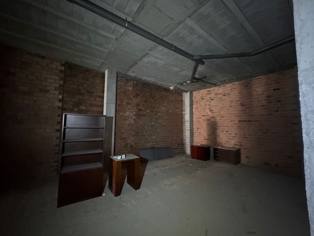 Commercial for sale in Ubeda - € 180,000 (Ref: 8789972)