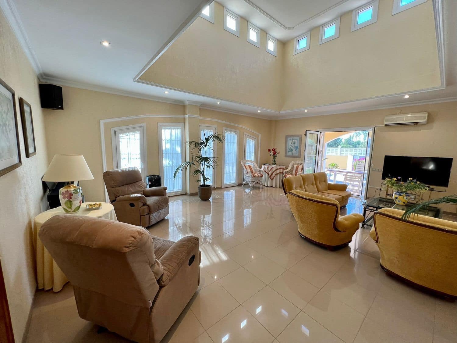 4 bedroom Villa for sale in Retamar with pool - € 749,000 (Ref: 8789989)