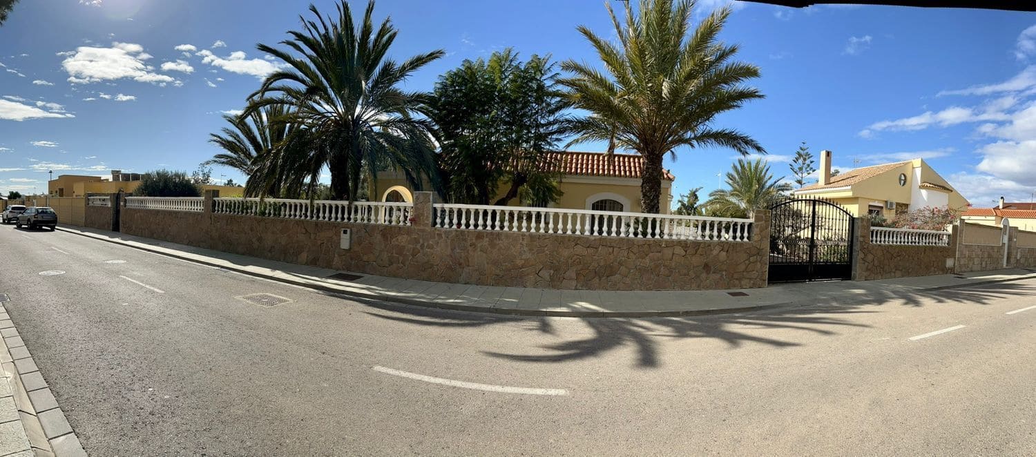 4 bedroom Villa for sale in Retamar with pool - € 749,000 (Ref: 8789989)