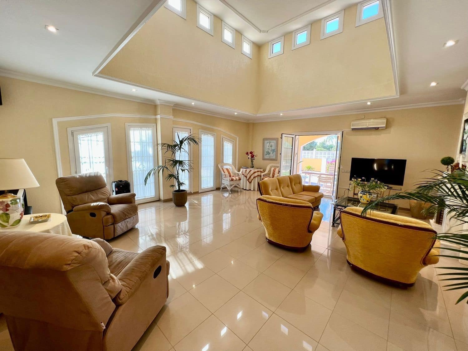 4 bedroom Villa for sale in Retamar with pool - € 749,000 (Ref: 8789989)