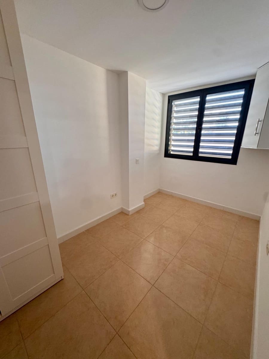 3 makuuhuone Asunto myytävänä paikassa Almeria kaupunki mukana uima-altaan 
autotalli - 320 000 € (Ref: 9343422)