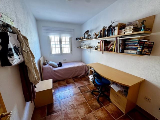 4 soverom Rekkehus til salgs i Almería by med garasje - € 369 900 (Ref: 9343424)