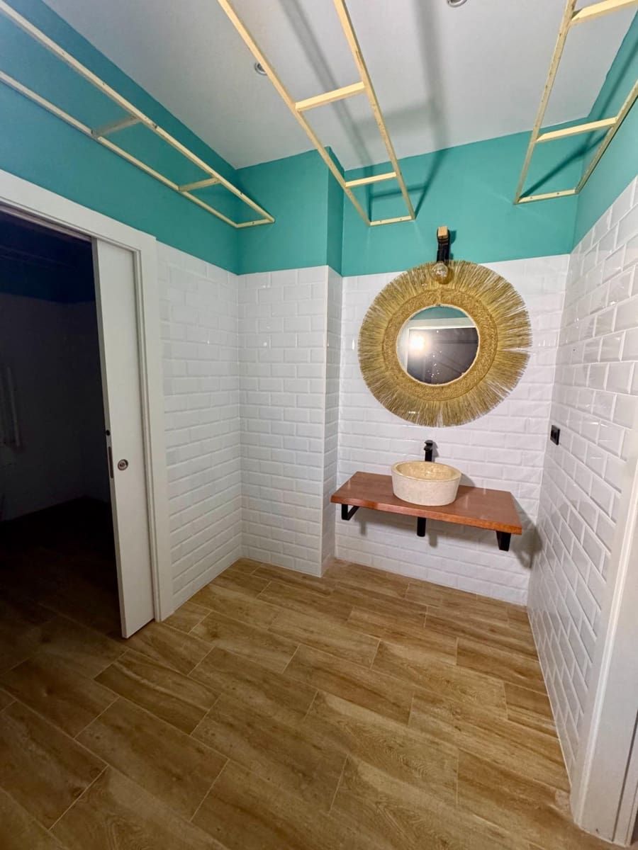 Kommersiell til salgs i Almeria by - € 249 000 (Ref: 9343428)