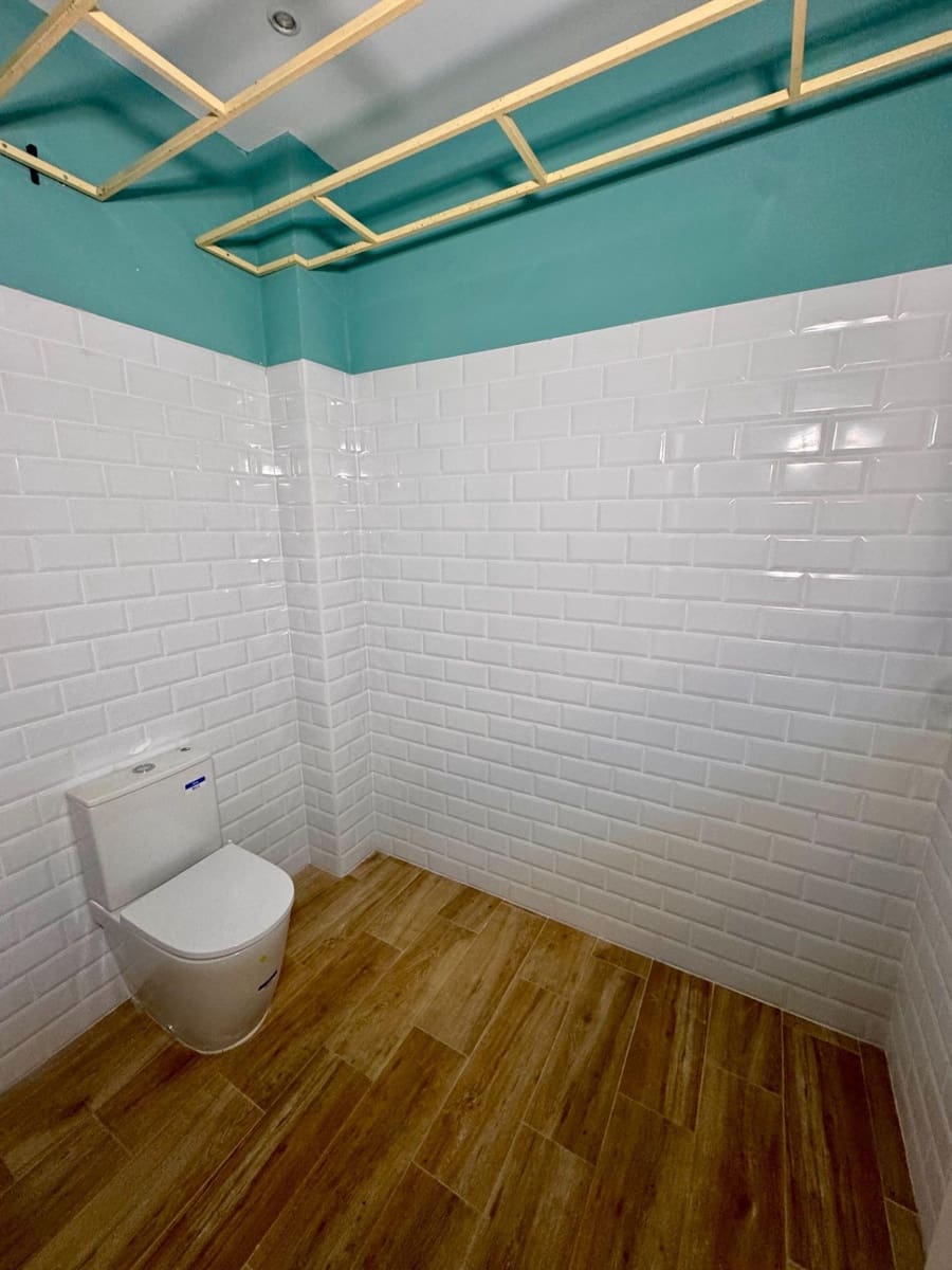 Kommersiell til salgs i Almeria by - € 249 000 (Ref: 9343428)