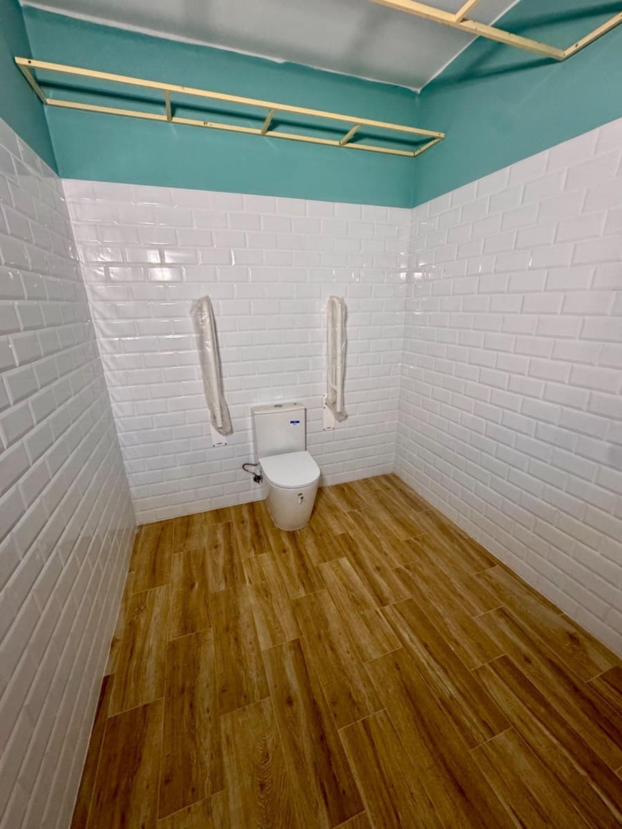 Kommersiell til salgs i Almeria by - € 249 000 (Ref: 9343428)