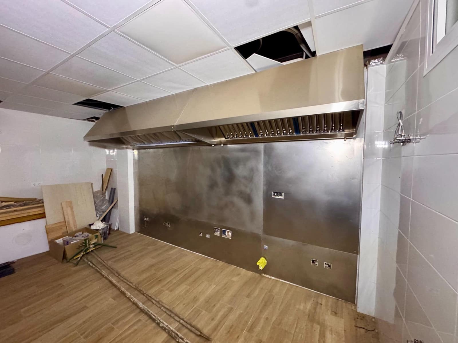 Kommersiell til salgs i Almeria by - € 249 000 (Ref: 9343428)