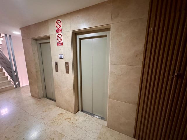 Kontor till salu i Centro, Almería stad - 183 000 € (Ref: 9343438)