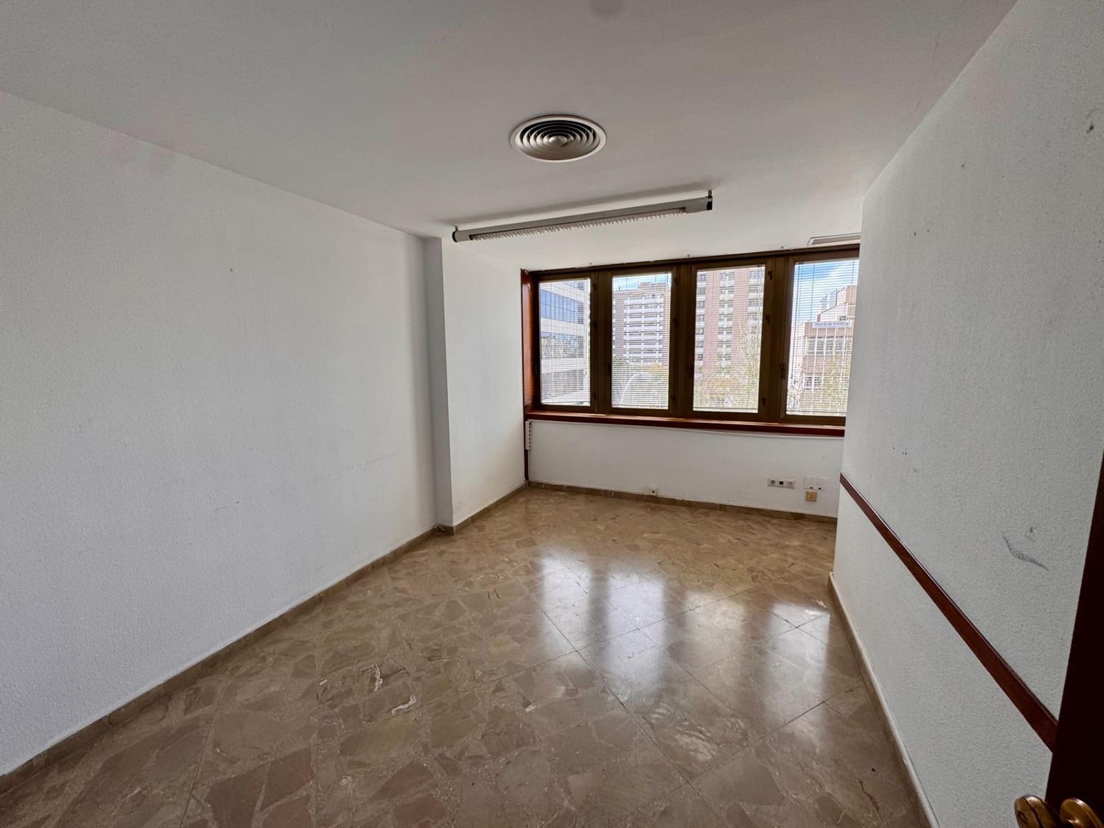 Kontor till salu i Almeria stad - 183 000 € (Ref: 9343438)