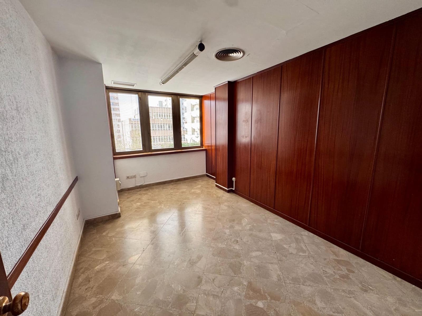 Kontor till salu i Almeria stad - 183 000 € (Ref: 9343438)