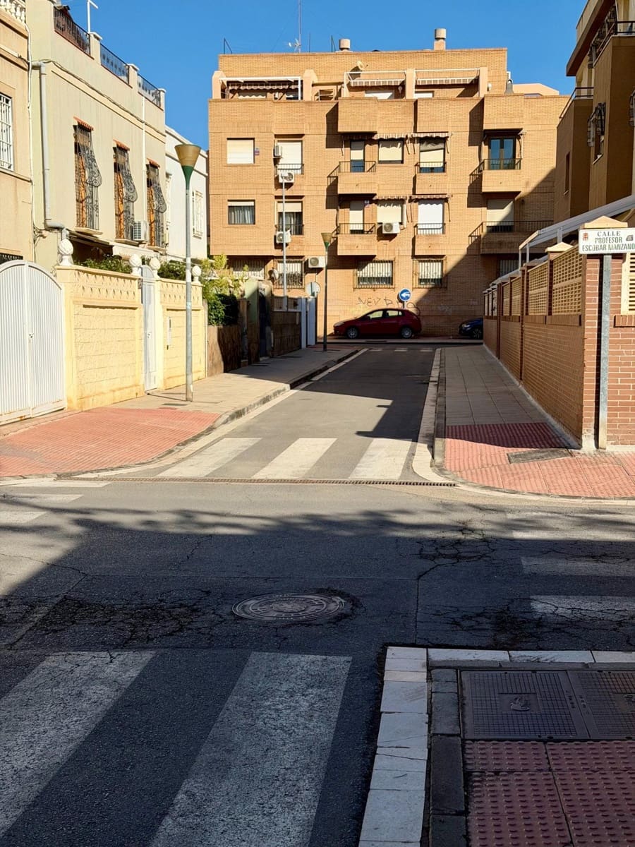 6 soveværelse Byhus til salg i Almeria by med garage - € 419.900 (Ref: 9403530)