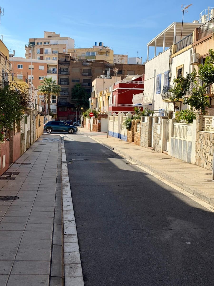 6 soveværelse Byhus til salg i Almeria by med garage - € 419.900 (Ref: 9403530)