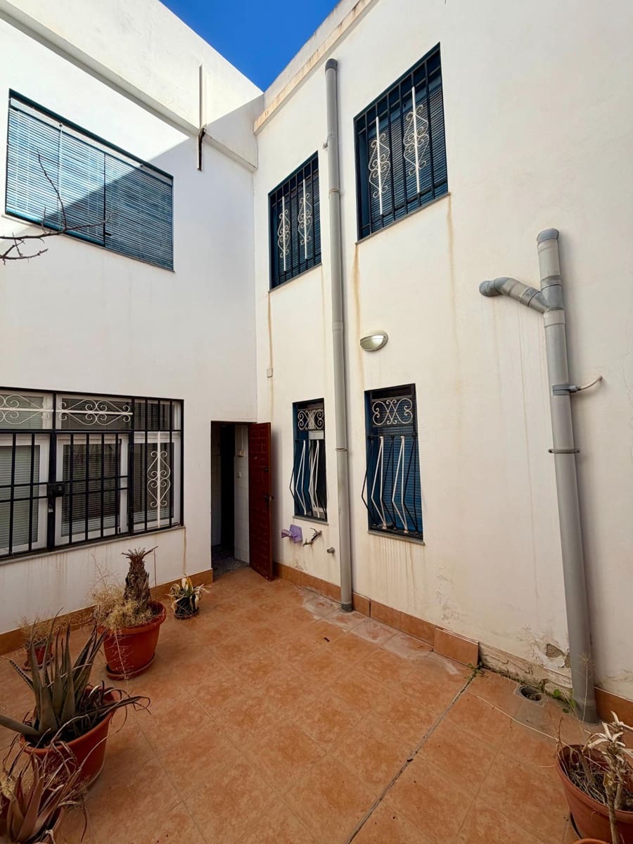 6 soveværelse Byhus til salg i Almeria by med garage - € 419.900 (Ref: 9403530)