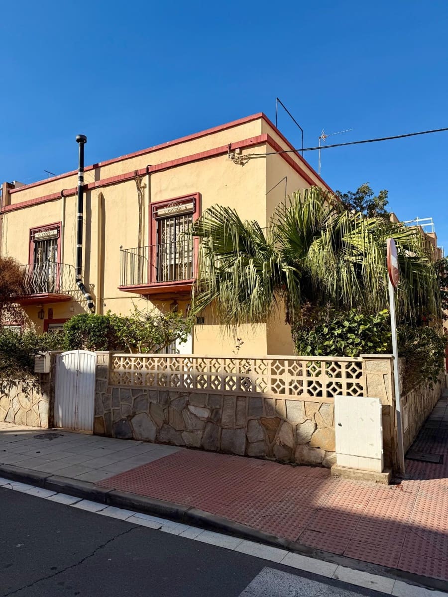 6 soveværelse Byhus til salg i Almeria by med garage - € 419.900 (Ref: 9403530)