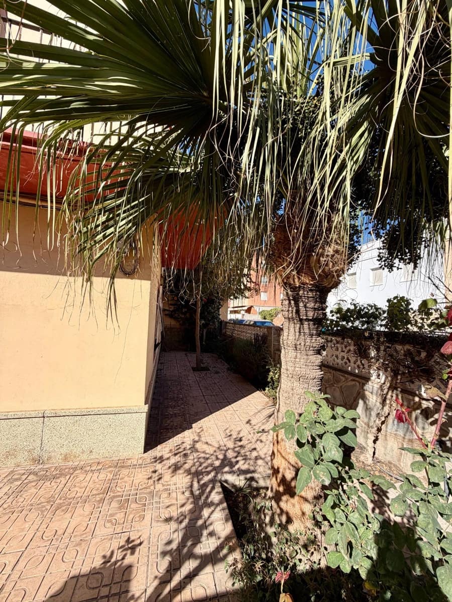 6 soveværelse Byhus til salg i Almeria by med garage - € 419.900 (Ref: 9403530)