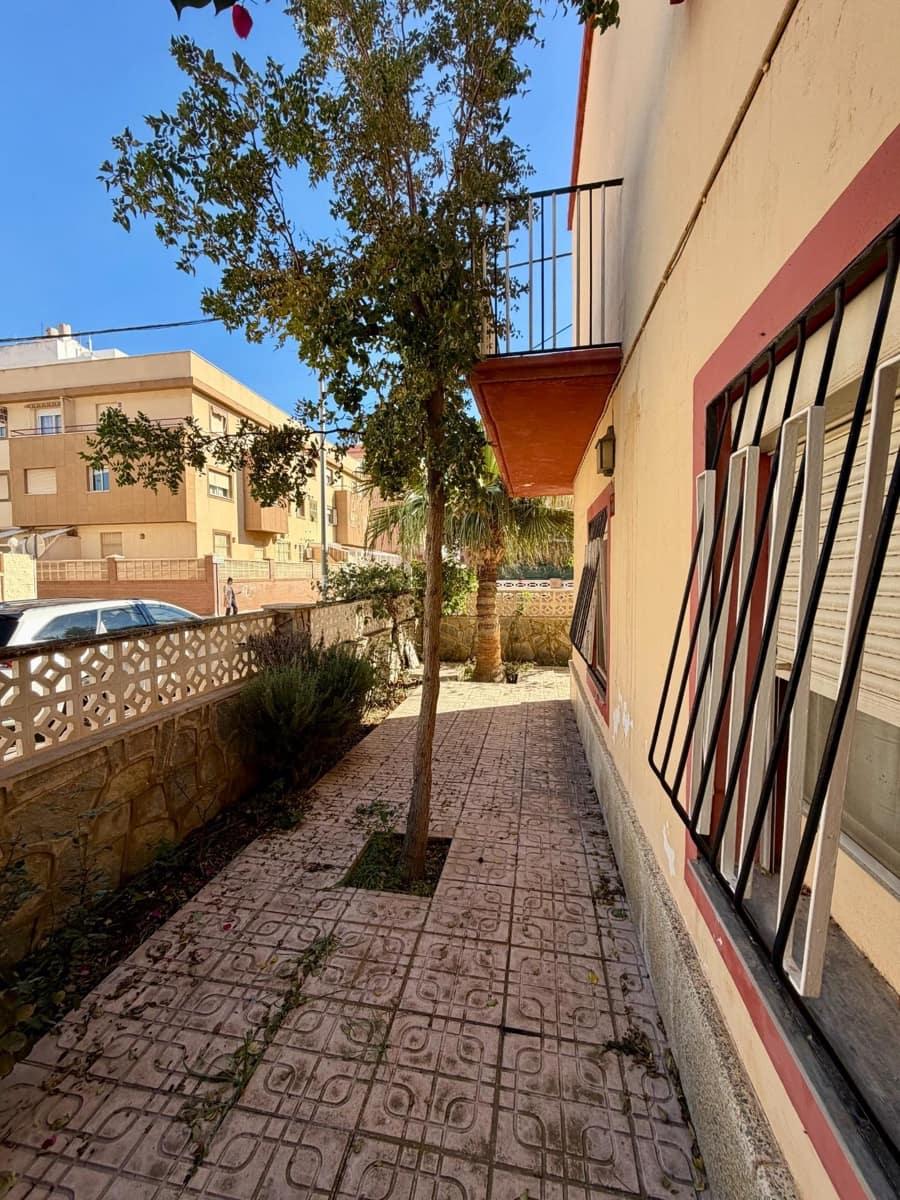 6 soveværelse Byhus til salg i Almeria by med garage - € 419.900 (Ref: 9403530)
