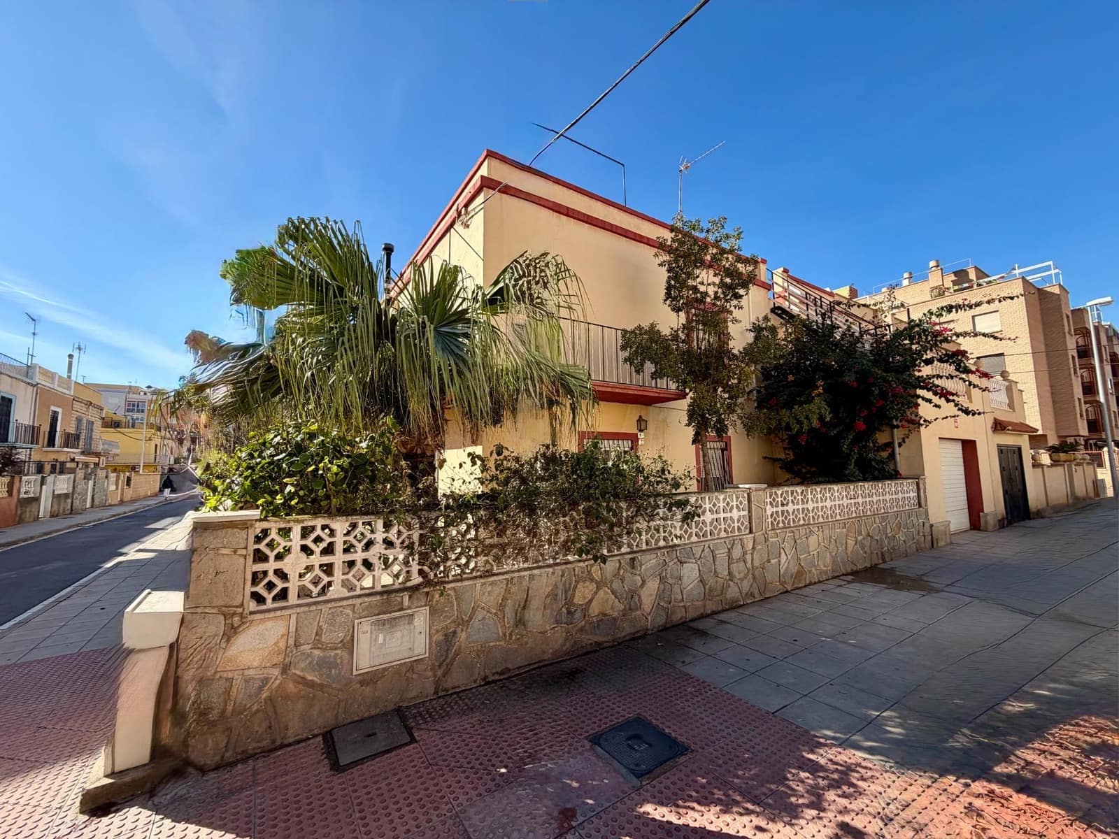 6 soveværelse Byhus til salg i Almeria by med garage - € 419.900 (Ref: 9403530)