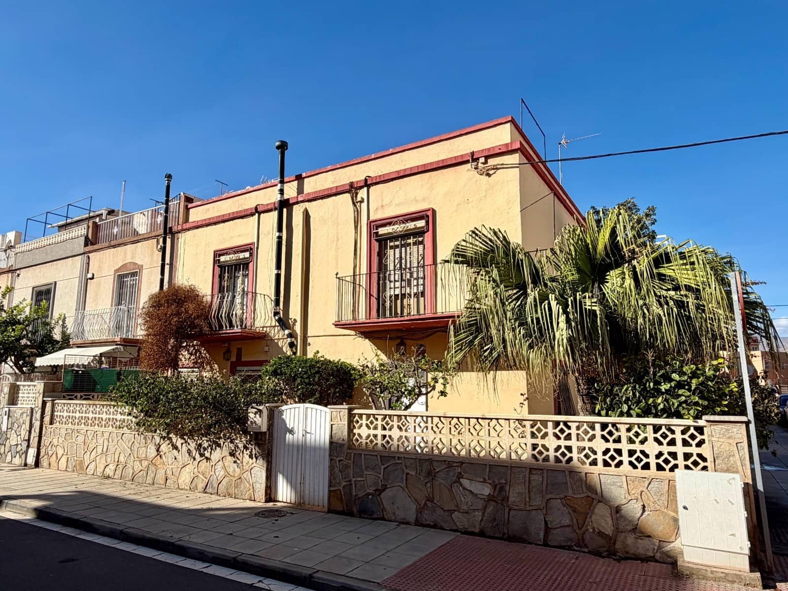6 soveværelse Byhus til salg i Almeria by med garage - € 419.900 (Ref: 9403530)