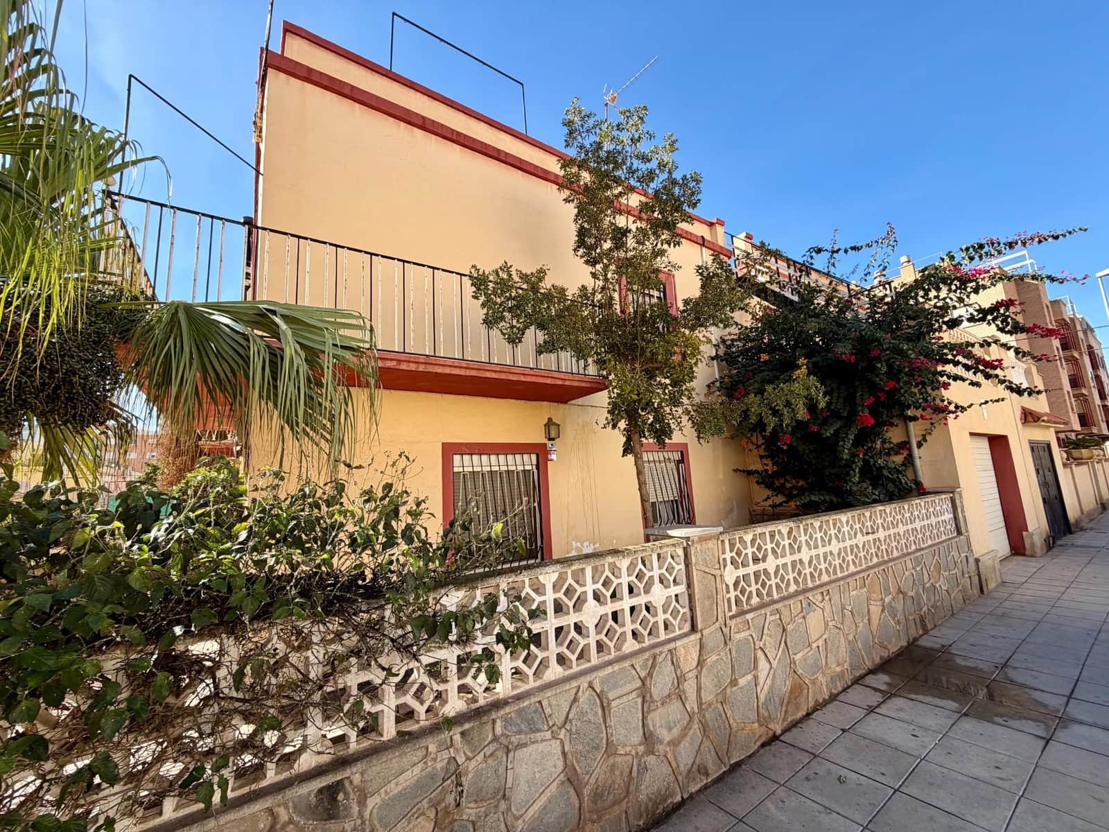 6 soveværelse Byhus til salg i Almeria by med garage - € 419.900 (Ref: 9403530)