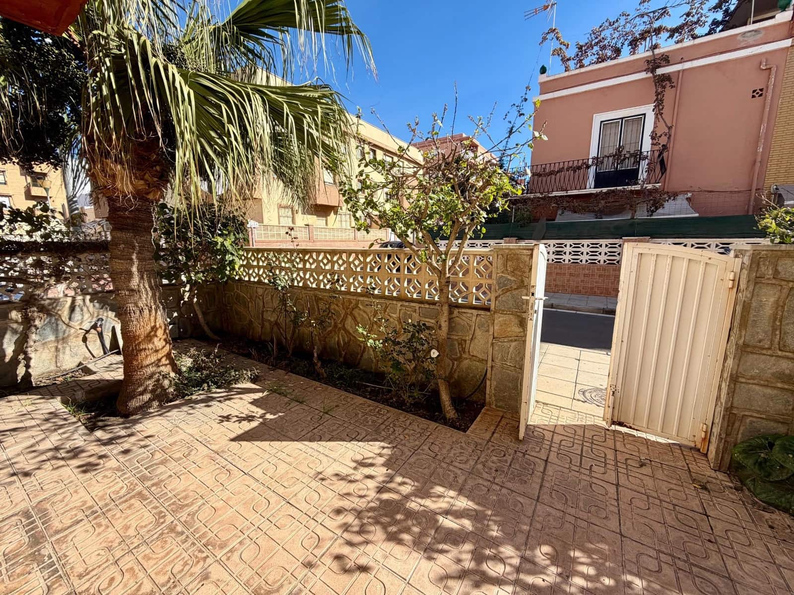 6 soveværelse Byhus til salg i Almeria by med garage - € 419.900 (Ref: 9403530)