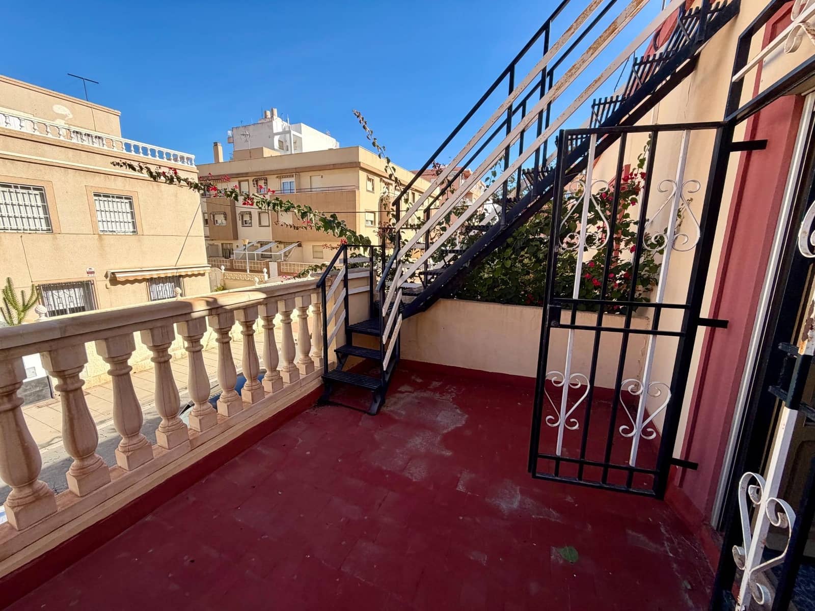 6 soveværelse Byhus til salg i Almeria by med garage - € 419.900 (Ref: 9403530)