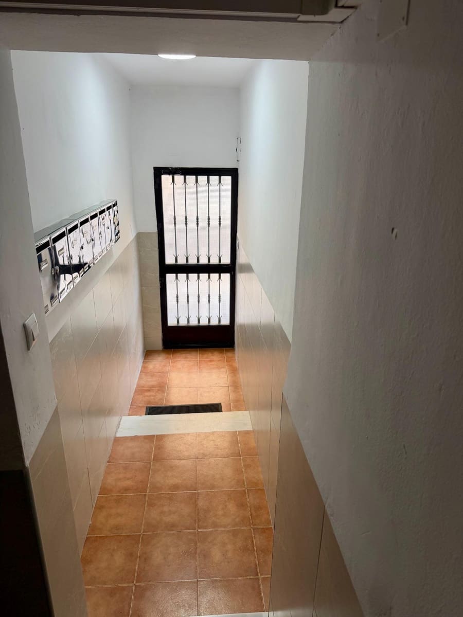 3 bedroom Flat for sale in Almeria city - € 99,000 (Ref: 9882046)