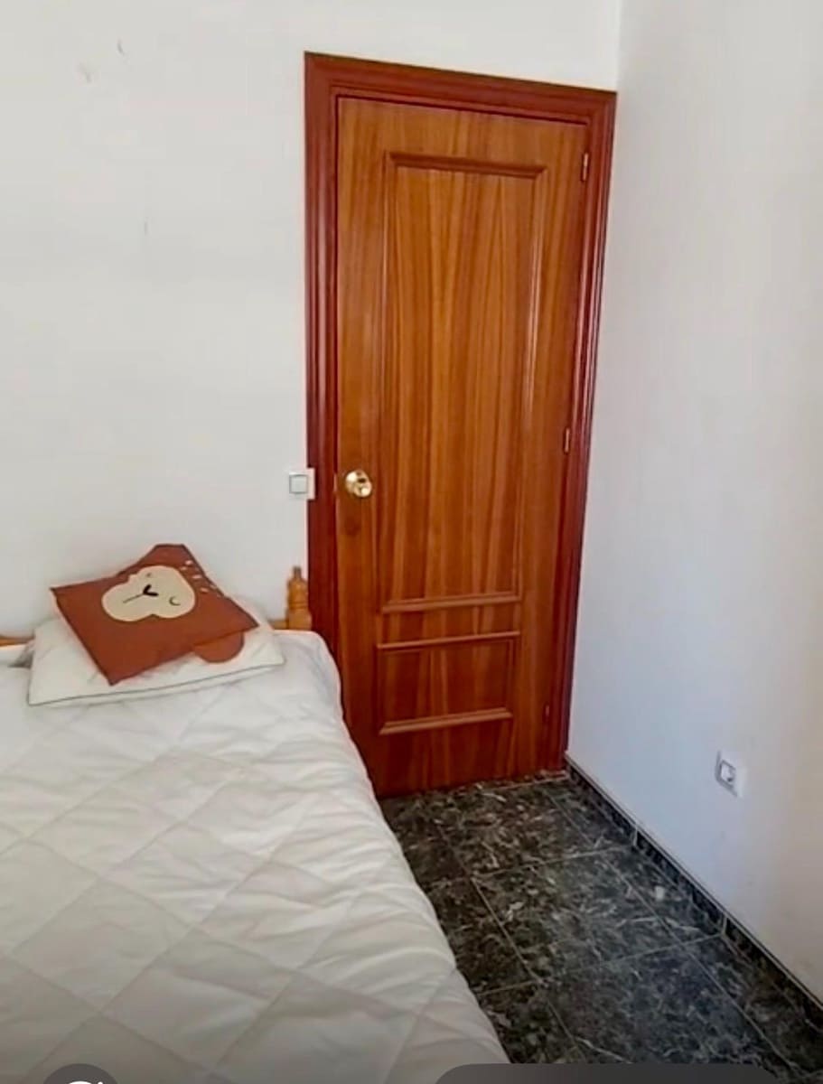 3 bedroom Flat for sale in Almeria city - € 99,000 (Ref: 9882046)