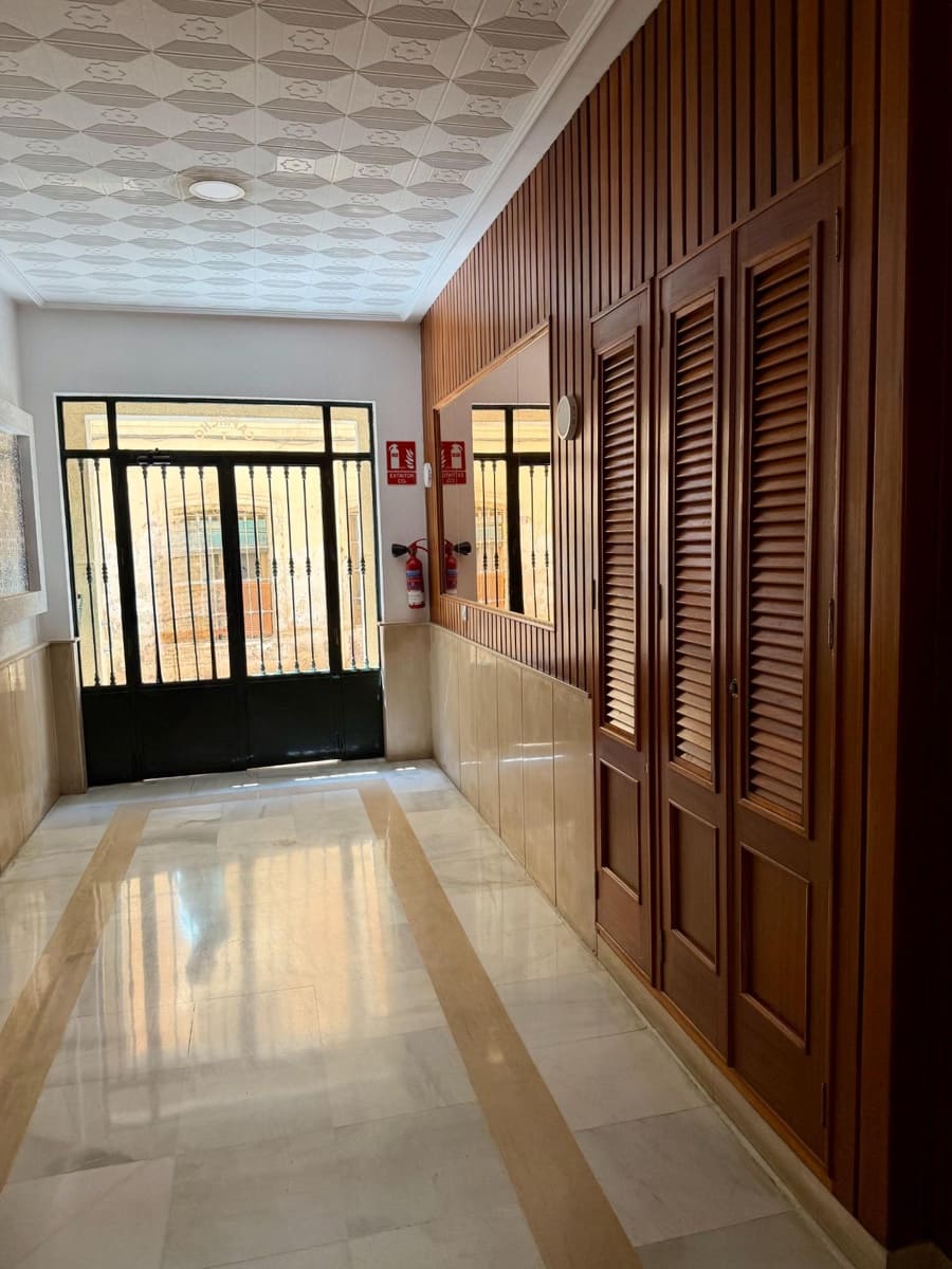 4 slaapkamer Flat te koop in Almeria stad - € 225.000 (Ref: 9894055)