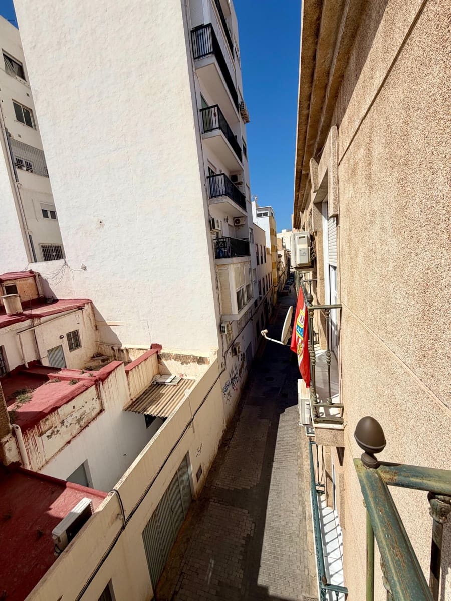 4 slaapkamer Flat te koop in Almeria stad - € 225.000 (Ref: 9894055)