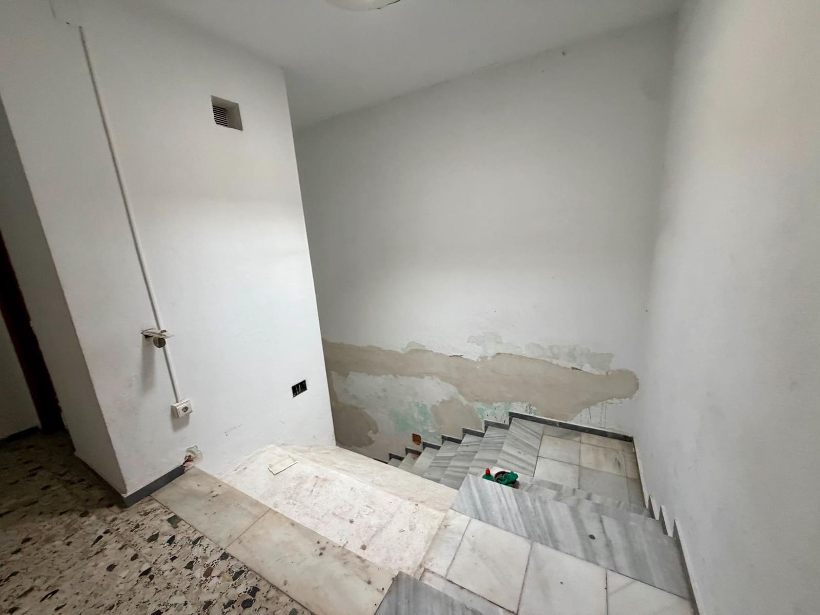 6 bedroom Commercial for sale in Roquetas de Mar - € 215,000 (Ref: 9922453)