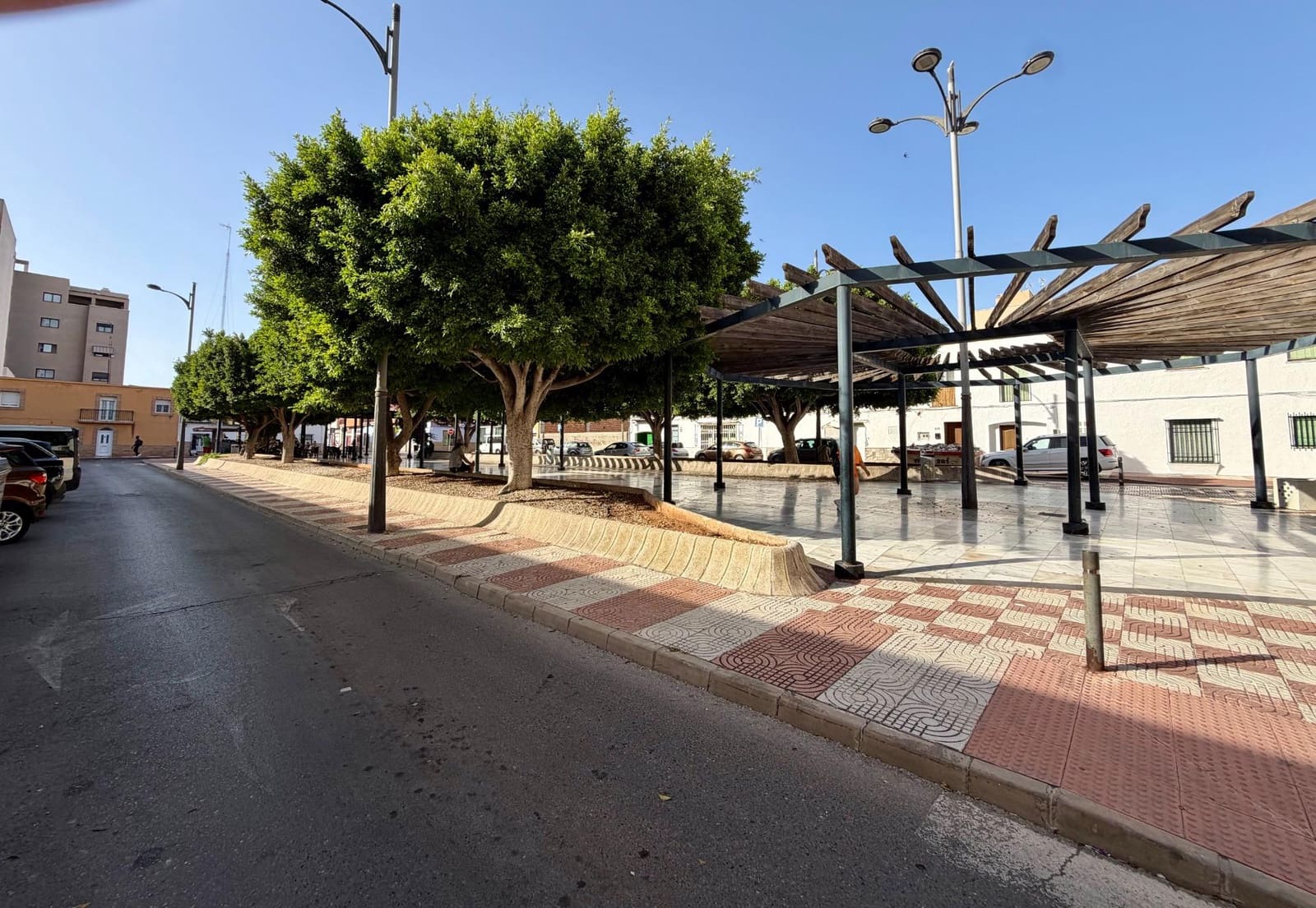 6 bedroom Commercial for sale in Roquetas de Mar - € 215,000 (Ref: 9922453)