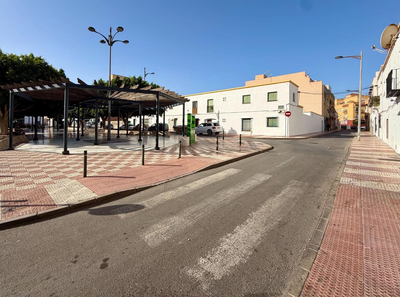 6 bedroom Commercial for sale in Roquetas de Mar - € 215,000 (Ref: 9922453)