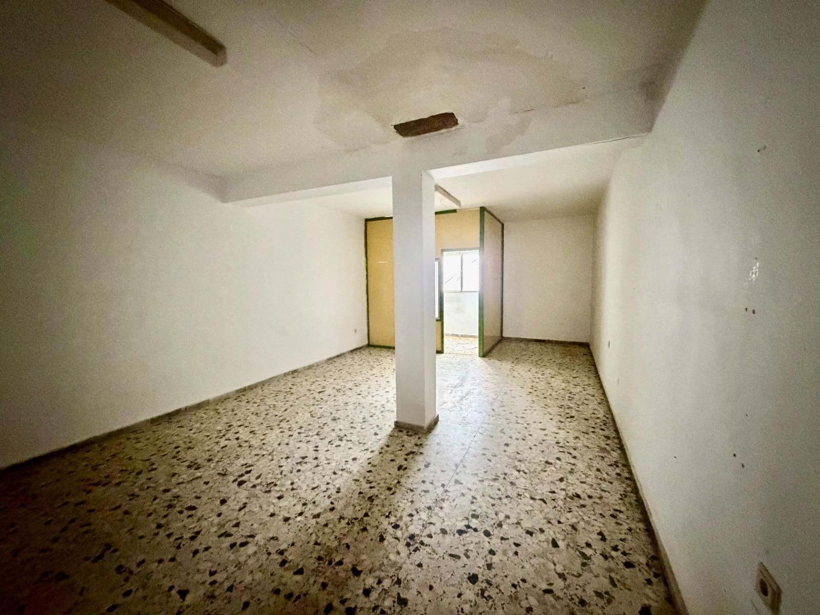6 bedroom Commercial for sale in Roquetas de Mar - € 215,000 (Ref: 9922453)
