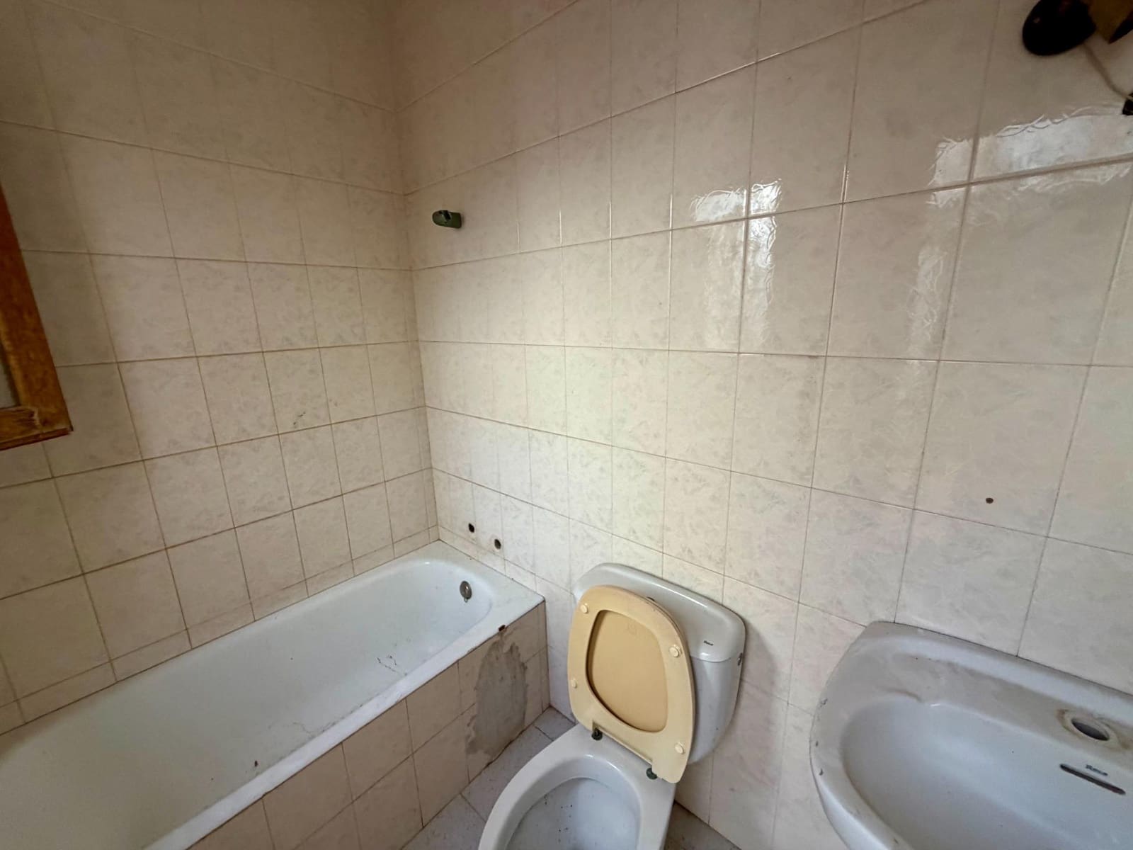 6 bedroom Commercial for sale in Roquetas de Mar - € 215,000 (Ref: 9922453)